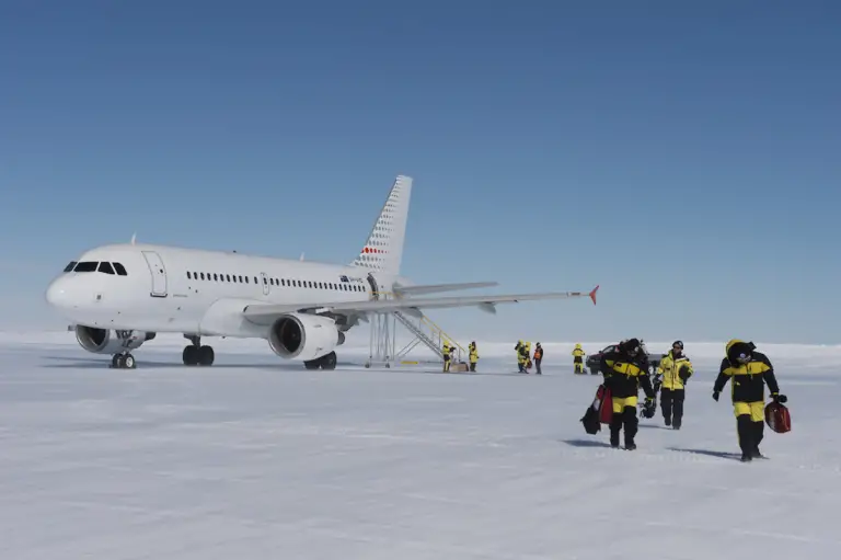 Australië doen 'n tender vir die aanleg van die eerste geplaveide aanloopbaan van Antarktika