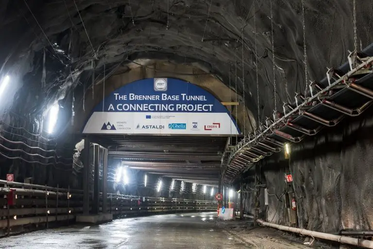 Le plus long tunnel ferroviaire du monde fait face à un revers.