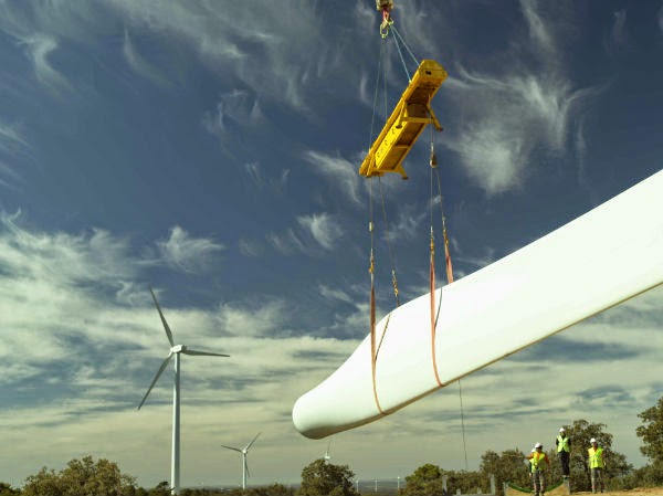 L'installation des ailettes de turbine commence sur le projet de parc éolien de West Bakr en Égypte