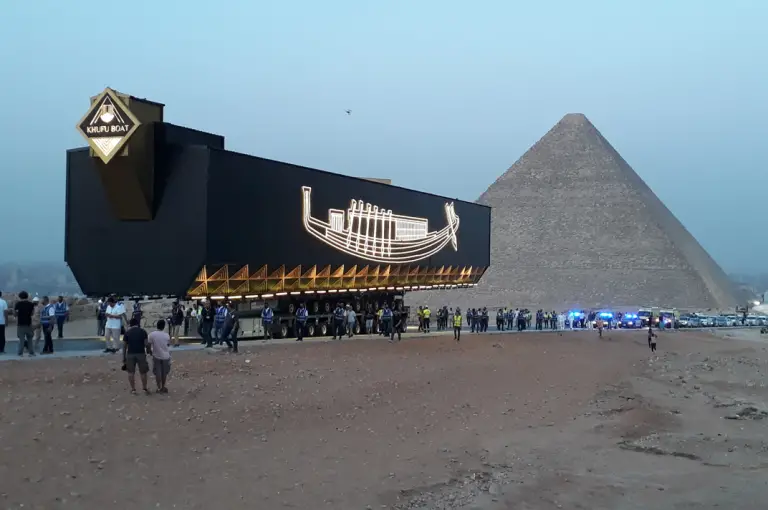 Wie das ikonische ?Pharoah Khufu? Solarboot durch die ägyptischen Pyramiden transportiert?