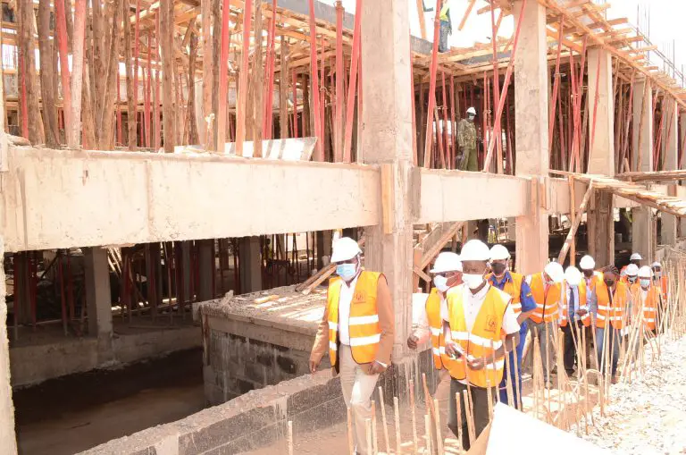 Bau eines modernen Marktes in Kangari in Murang'a, Kenia, zu 45 % abgeschlossen