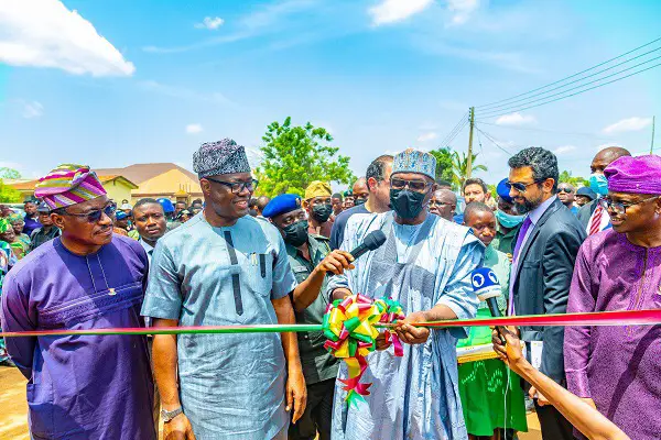 Ceremonia de inauguración del proyecto vial Ogbomoso-Fapote-Iseyin en Nigeria