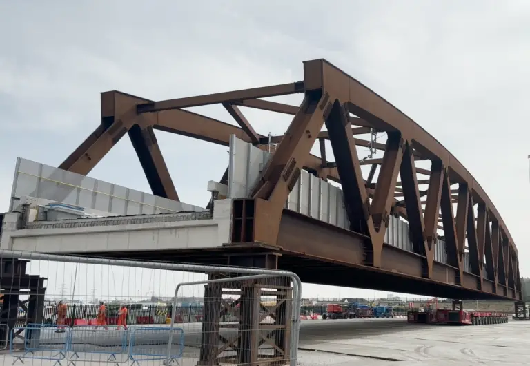 Brücke 13, größte einfeldrige Eisenbahnbrücke in West Midlands, Großbritannien, installiert