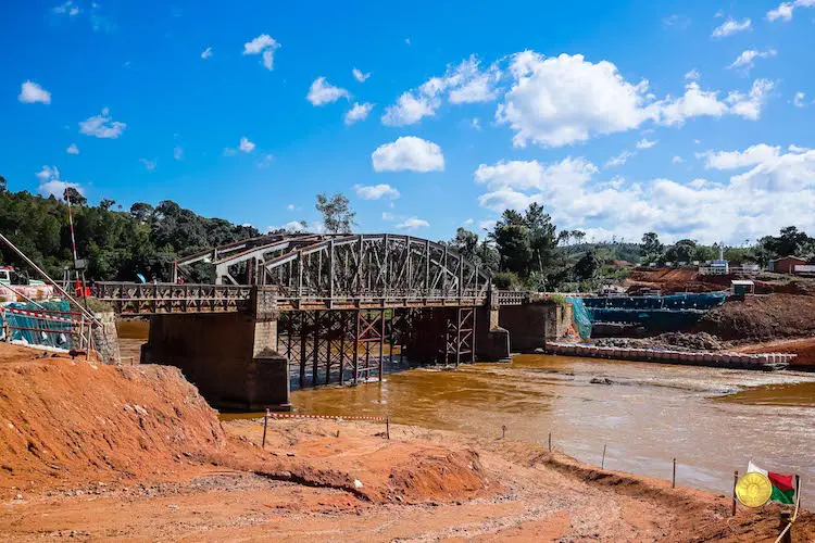 Trabajos de construcción de los puentes Mangoro y Antsapazana en Madagascar
