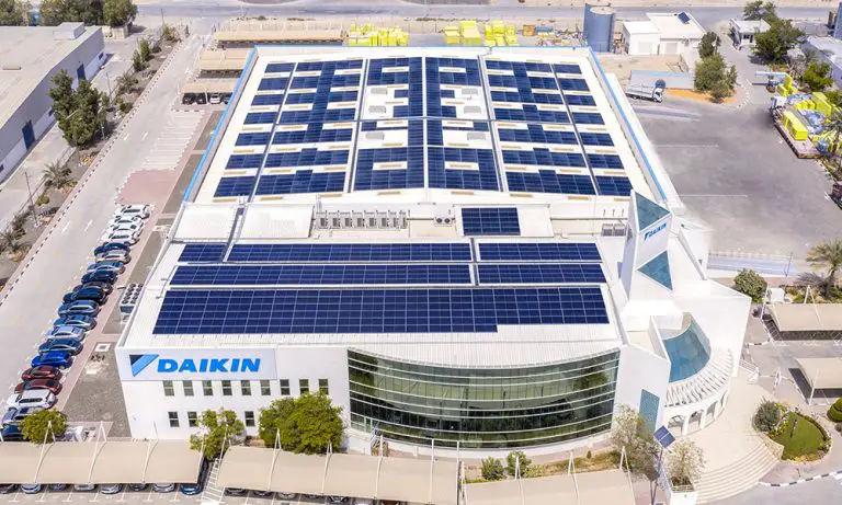 Lanzamiento de planta solar de 515 kilovatios pico (kWp) en la sede de JAFZA en Dubái