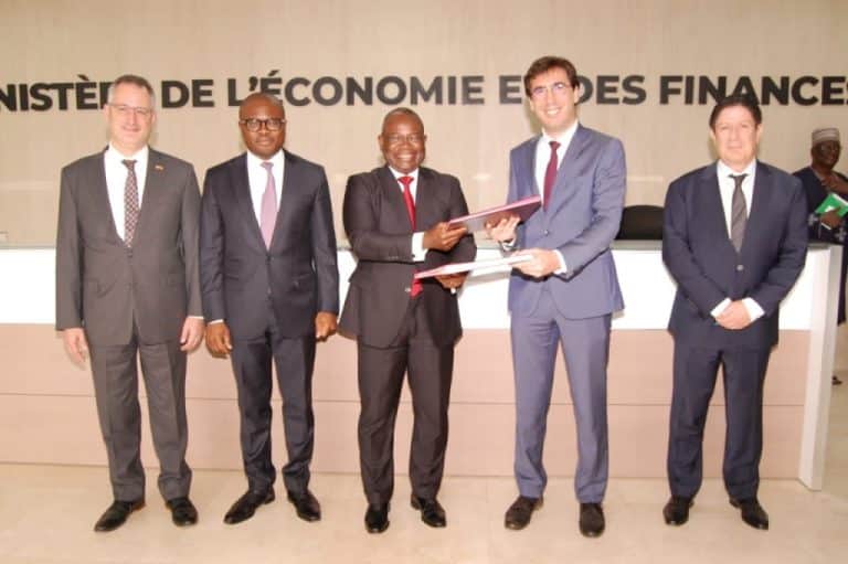 Signature d'un accord pour la construction de quatre centrales solaires photovoltaïques de 50 MW au Bénin