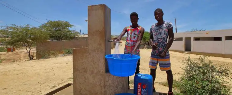 Citoyens bénéficiant du projet d'approvisionnement en eau et d'assainissement en milieu rural de la Sierra Leone