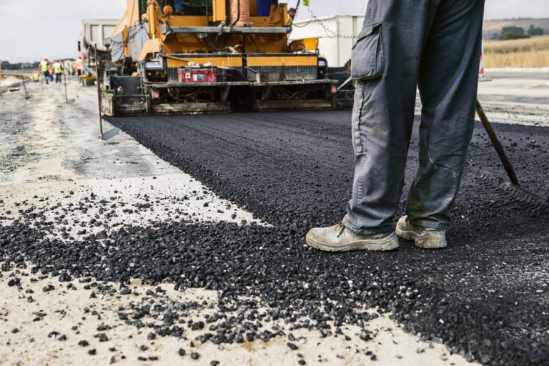 Vertragsunterzeichnung für den Bau von 103 km Straßen in Sansibar