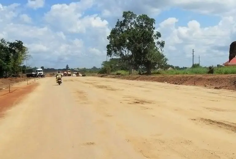 66 km lange Atiak-Laropi-Straße in Uganda, die bis September 2023 fertiggestellt sein soll
