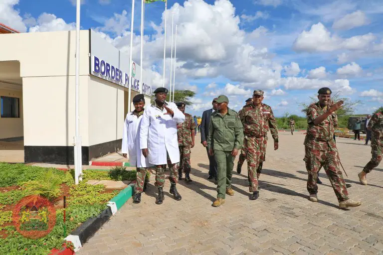 Kenia: Kanyonyo Border Police Training Collegen lentorata etusijalla