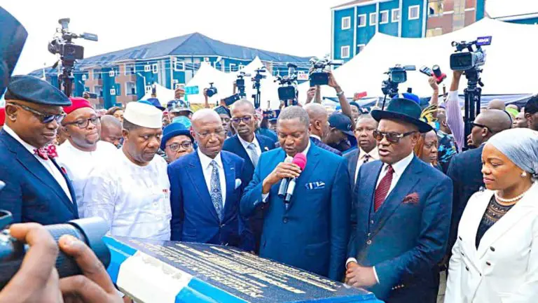 Buhari gibt den Komplex der Port Harcourt Law School in Auftrag