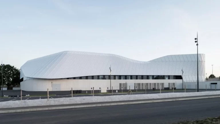 Les plans de conception du centre sportif Espace Mayenne en France sont terminés