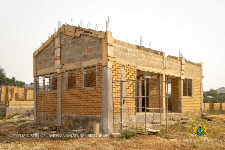 Der Wiederaufbau der Appiatse-Gemeinde im Prestea Huni Valley, Ghana, ist in vollem Gange