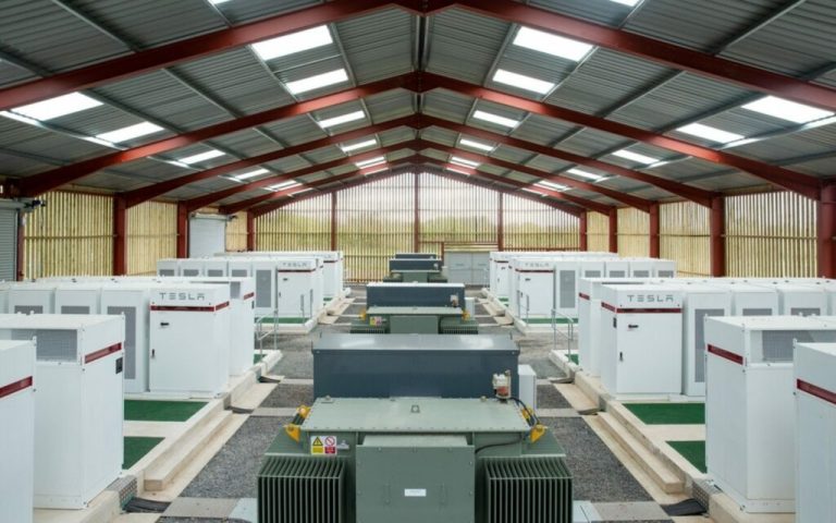 Die Arbeiten an einem 300-MW/600-MWh-Batteriespeicher in Blackhillock, Schottland, beginnen