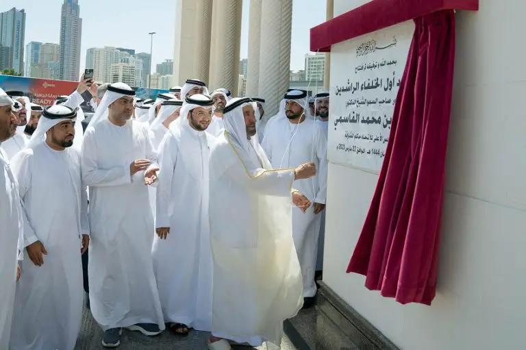 Der Herrscher von Sharjah weiht das erste Rashidun-Kalif-Moschee-Projekt ein