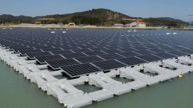 Une centrale solaire flottante sur le barrage de Kariba au Zimbabwe à l'étude