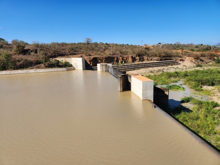 Pemba-Staudamm in Kinango, Kenia, nach 5 Jahren Wiederaufbau in Betrieb