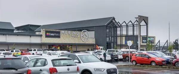 The Merino Mall boasts boast an area of 28,476 square meters. It was opened on the 27th of October 2022