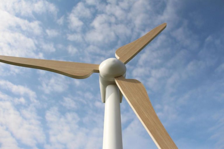 Die höchste hölzerne Windkraftanlage der Welt nimmt in Schweden ihre Arbeit auf