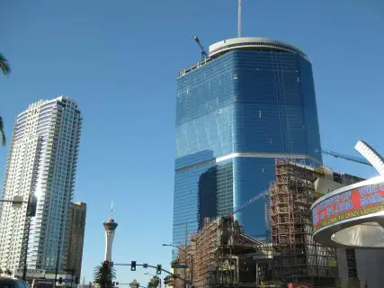Fontainebleau Las Vegas ostenta con orgullo el título del edificio más alto de Nevada, con una impresionante altura de 737 pies.