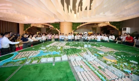 Investors visit the Sun Urban City Ha Nam project model