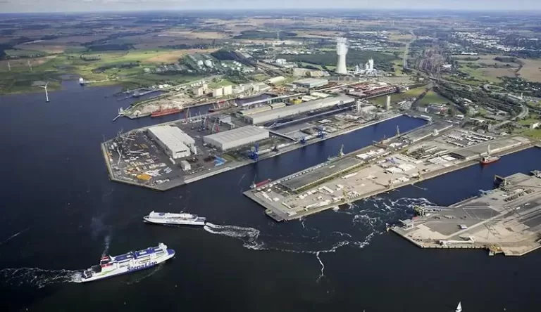 ANDRITZ's second 100 MW green hydrogen plant will be build in Rostock. It will not only supply the country’s hydrogen core network, but also be the first to do so. Pictured is the port of Rostock where the green hydrogen plant will be build.
