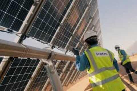 Scatec technicians at Obelisk project site in Egypt